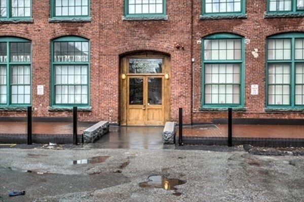 Building Photo - 200 Market St