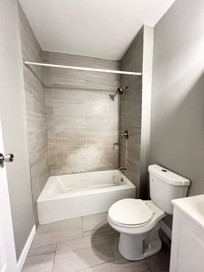 Building Photo - 2121 W Lee St