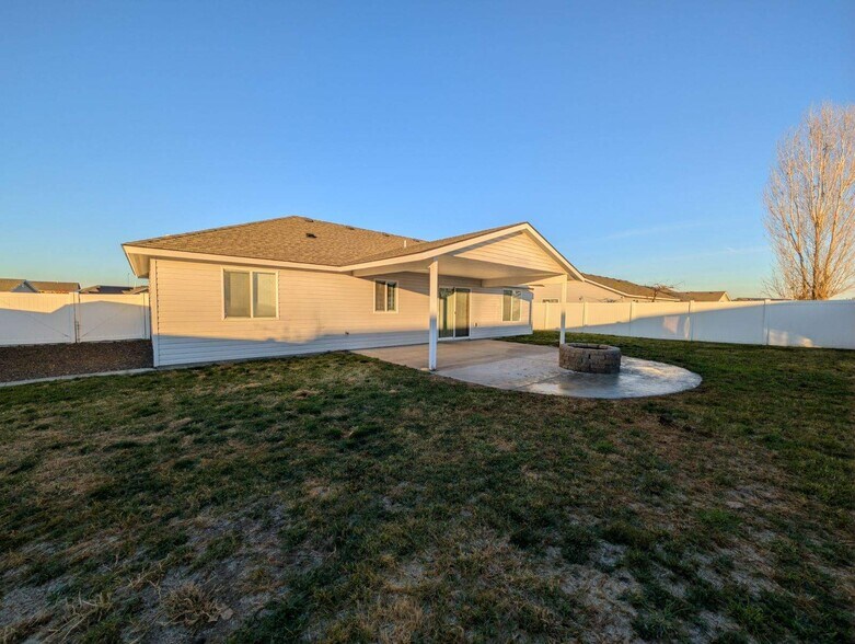 Building Photo - 4610 Seville Dr
