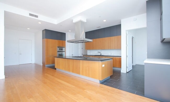 Building Photo - Exquisite Luxury high-rise 2 bedroom, 2bat...
