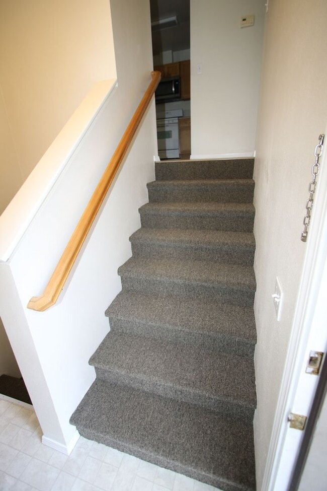 Building Photo - 3 Bedroom Eagle River Townhouse!