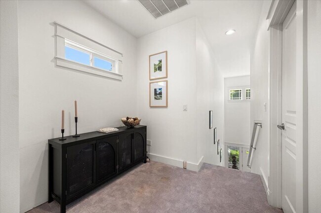 Building Photo - Beautiful 3 bed 2.5 bath home