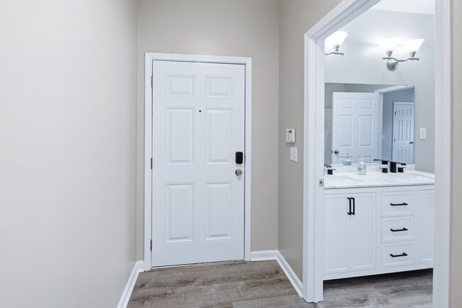 Building Photo - 2 Bedrooms 2 Bathrooms Condo