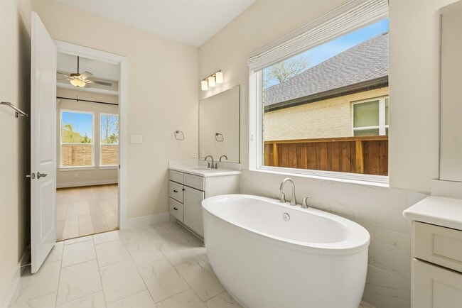 Building Photo - 4615 Bridgewood Dr