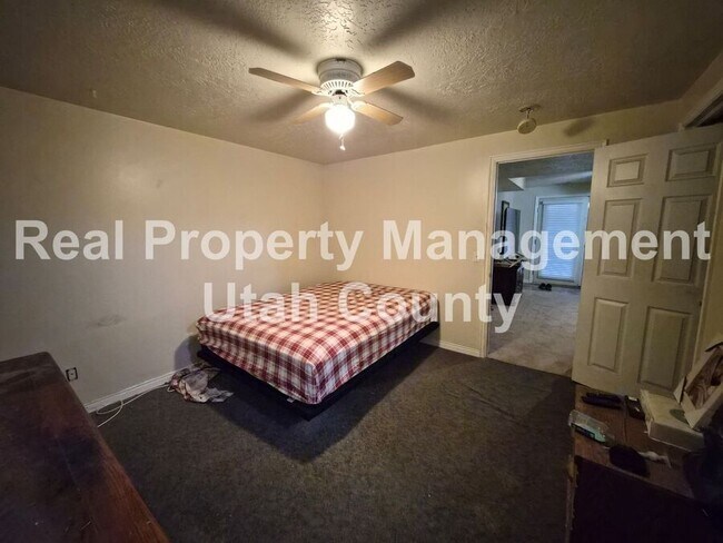 Building Photo - 22 W 400 N St