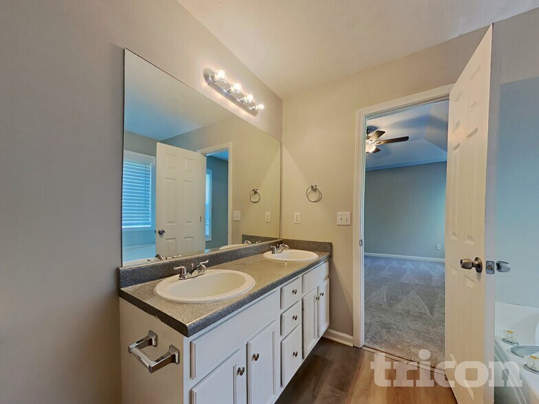 Building Photo - 15 Woodwind Dr