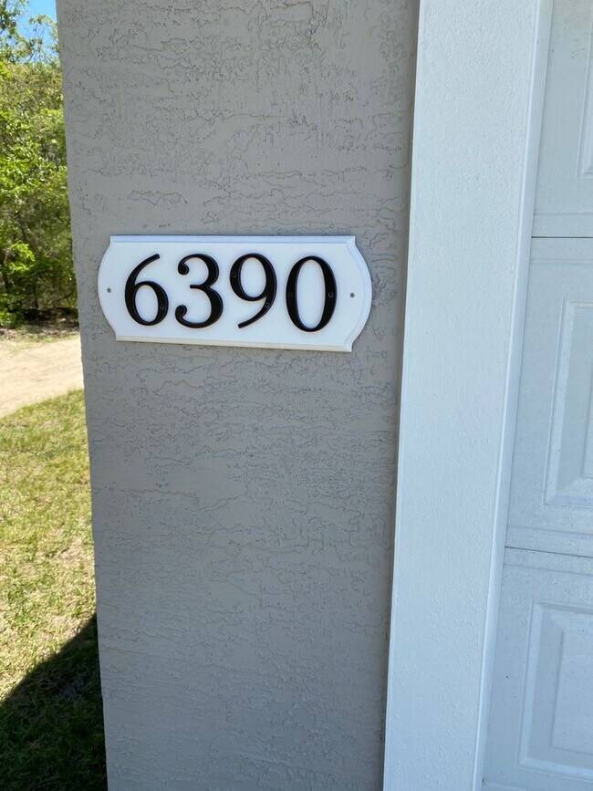 Building Photo - Desirable SW Ocala Neighborhood 4/2/2 *WON'T LAST*