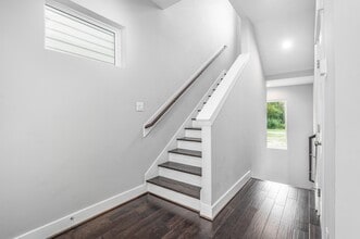 Building Photo - 756 W Donovan St