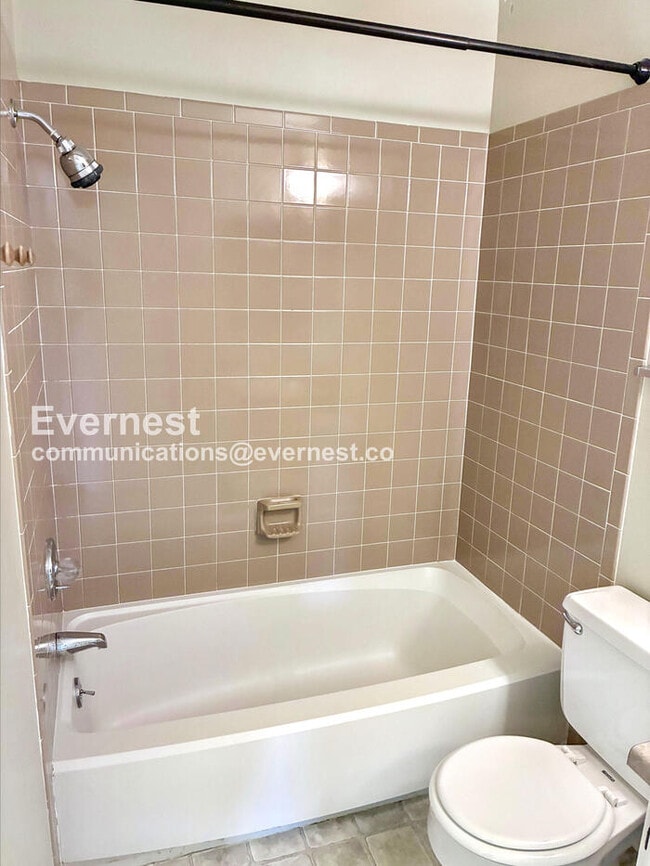 Building Photo - 2924 Ross Dr