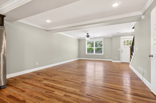 Building Photo - Luxury Size Townhome