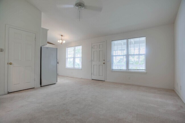 Building Photo - 1844 Dora Dr