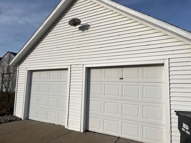 Building Photo - Renovated Bungalow