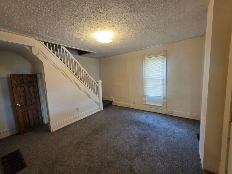 Building Photo - 497 Sumner St