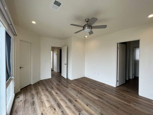 Building Photo - Modern 3BD/2.5BA in La Jolla! Private Doub...