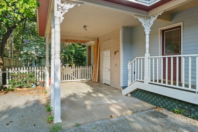 Building Photo - HISTORIC DOWNTOWN  3 bedroom 2.5 bath home