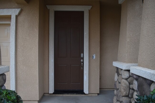 Building Photo - 570 Barclay Way