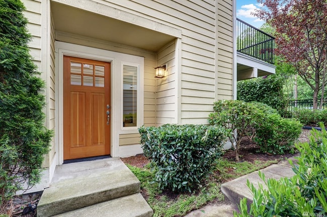 Building Photo - Spacious 3bed/3.5bath Townhome in West Sea...