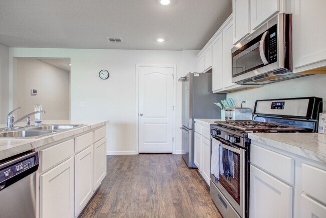 Building Photo - MOVE-IN READY 3/2 IN ENTRADA!