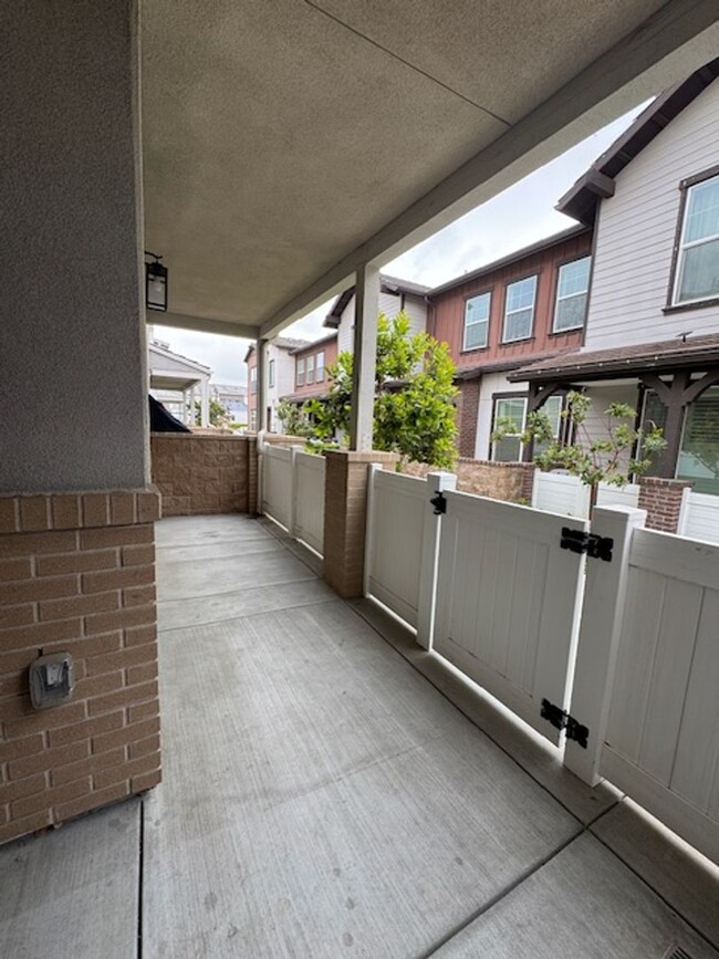 Building Photo - Newer 3 bedroom townhome in Simi Valley