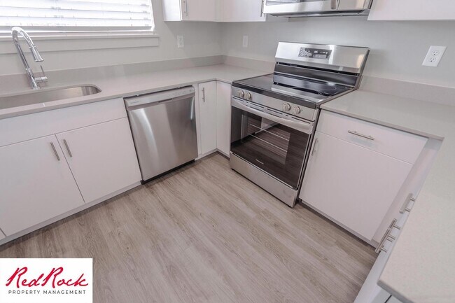 Building Photo - Inviting 2 Bedroom End Unit Condo - Pet Friendly!