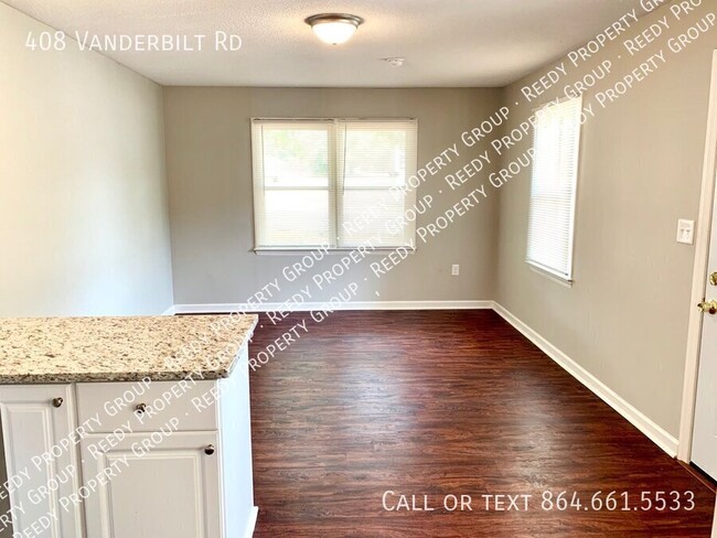 Building Photo - Amazing, newly renovated 3 bed / 1.5 bath ...