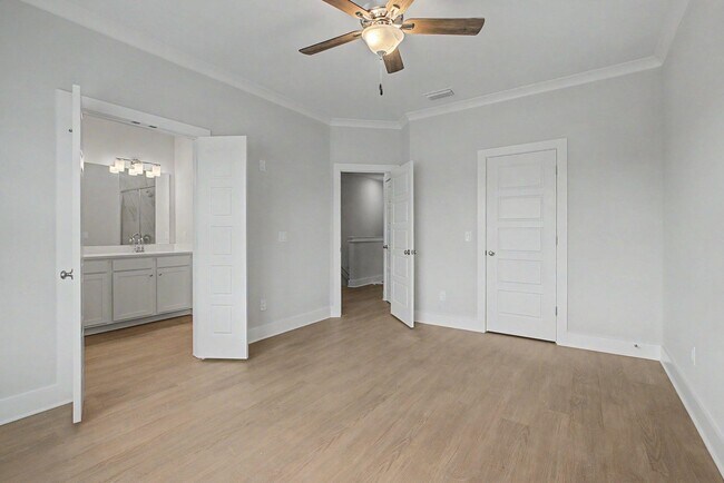 Building Photo - 4065 Four Oaks Blvd