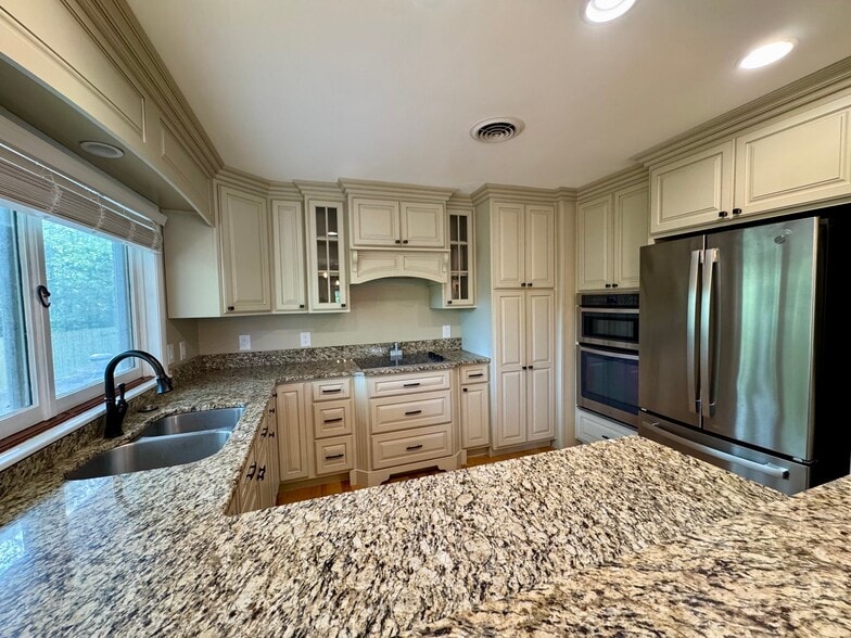 Building Photo - 732 Hillgate Rd