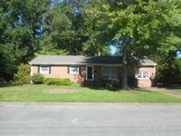 Building Photo - 4 Fairway Ln