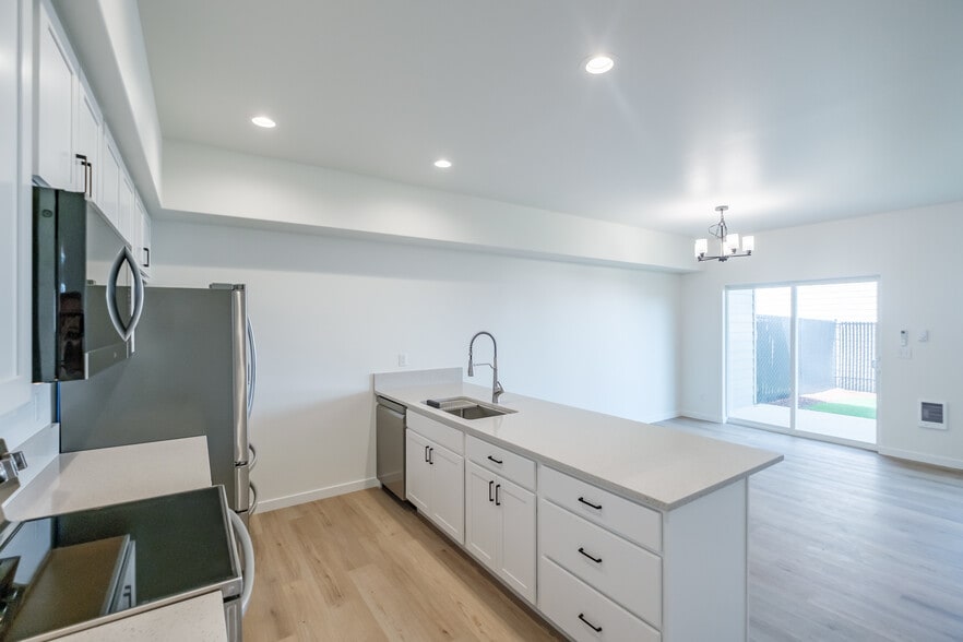 Building Photo - 400 Wagon Wheel Dr