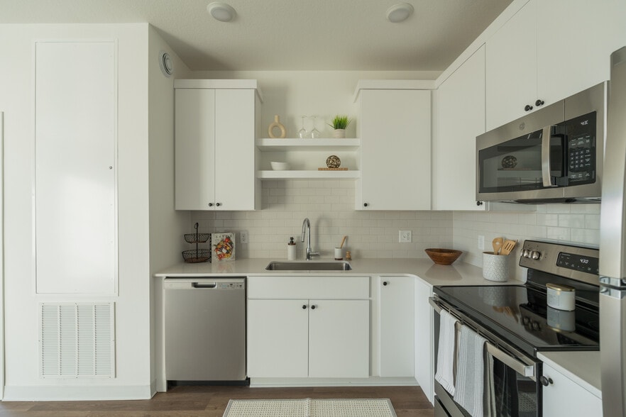 Building Photo - The Reserve at Jordan Creek