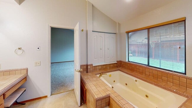 Building Photo - Well-maintained 3x2 single-family Windsor ...