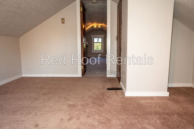 Building Photo - 702 S 51st St