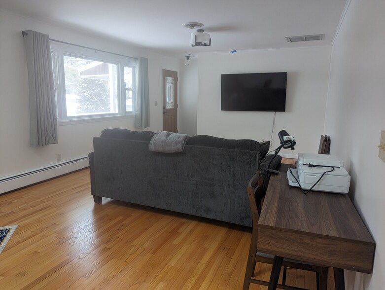 Building Photo - 212 Dewey St