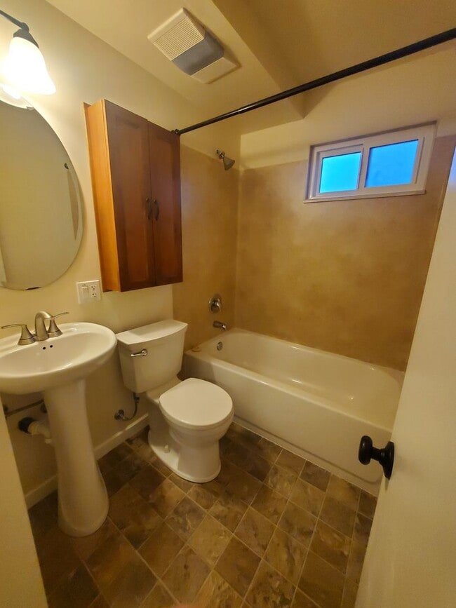 Building Photo - Apartment Availabile, near Children's Hospital and University of Washington