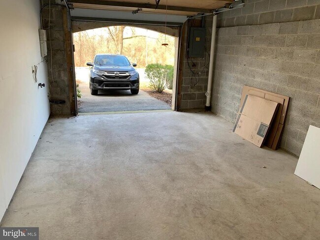 Building Photo - 468 Lynetree Dr