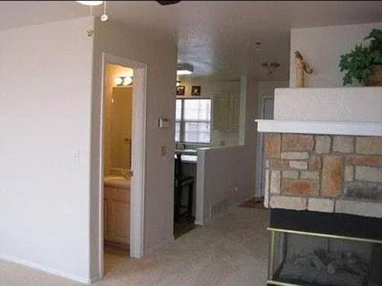 Gas fireplace - 3080 Capstan Way