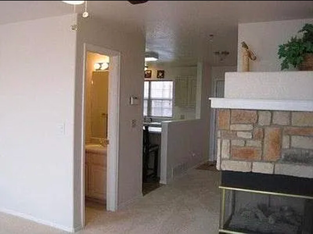 Gas fireplace - 3080 Capstan Way