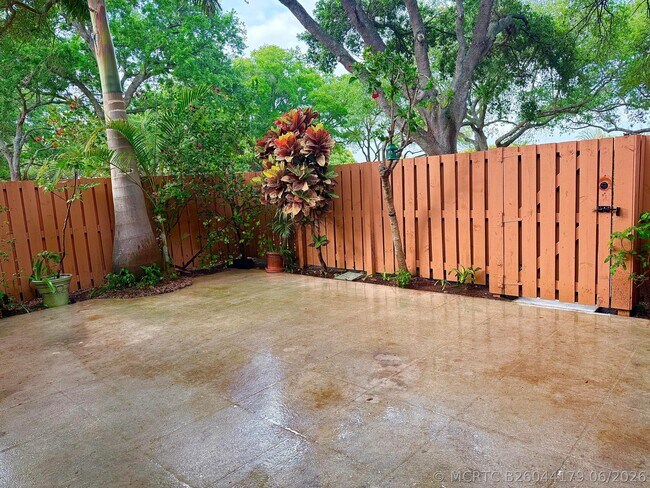 Building Photo - 205 Charter Way