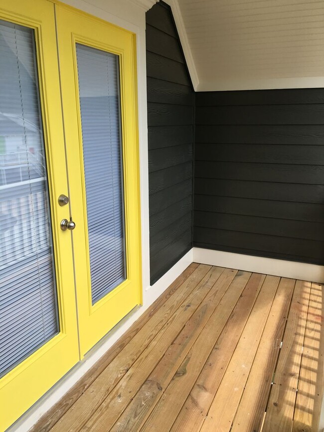 Building Photo - Pre- Leasing Fall 2026 5 Bedroom Near Down...