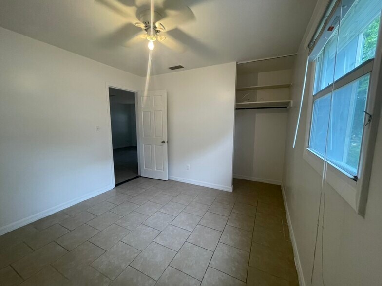 Building Photo - 702 Plumosa Ave