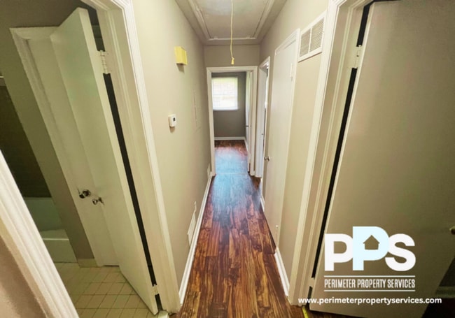 Building Photo - 6999 Knollwood Dr