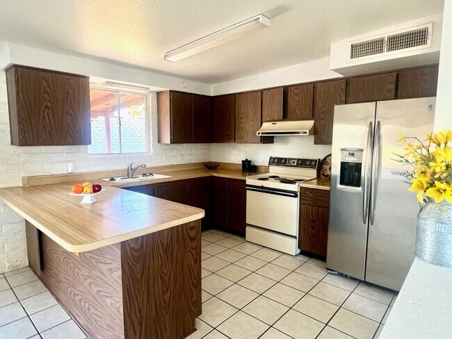 Building Photo - 2328 W Las Lomitas