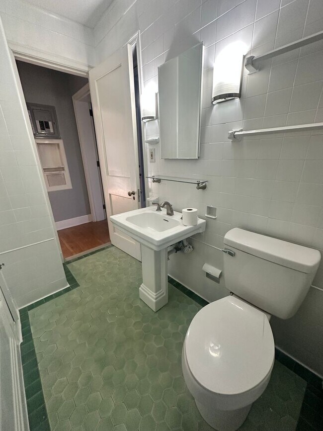 Building Photo - 2007 Kenilworth Pl