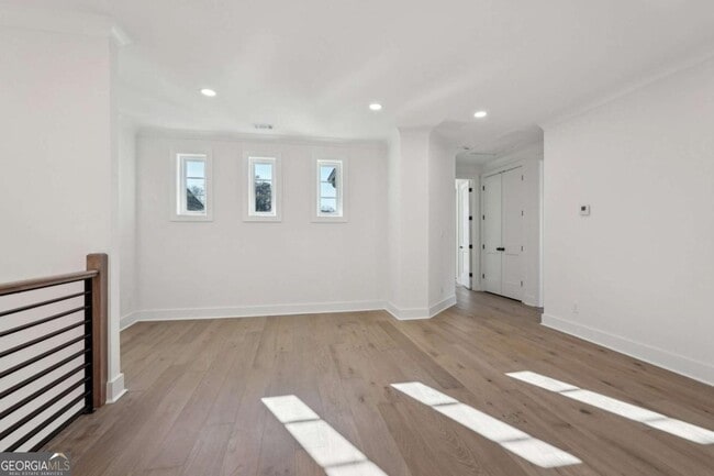 Building Photo - 120 Thome Dr