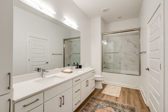 Building Photo - Fully Furnished near Soccer stadium