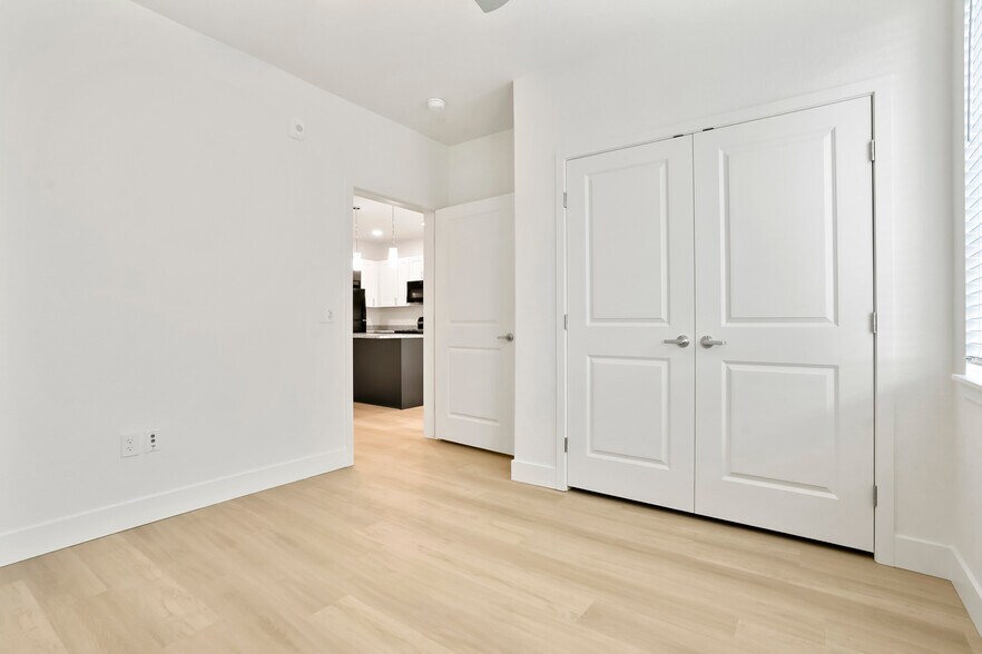 Building Photo - 2960 Hawthorn Ave