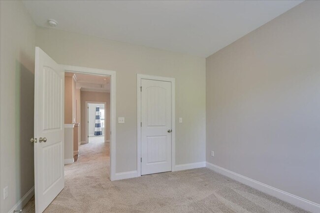 Building Photo - 323 Colonnades Dr