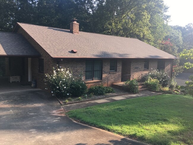 Primary Photo - Spacious 3 Bedroom 2.5 Bath home located i...