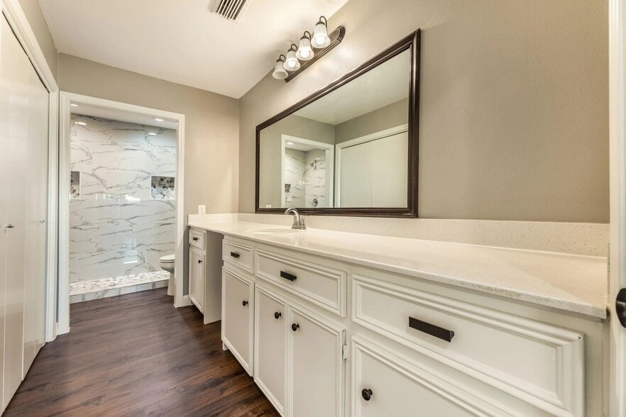 Building Photo - 6200 N Interstate 45 Service Rd