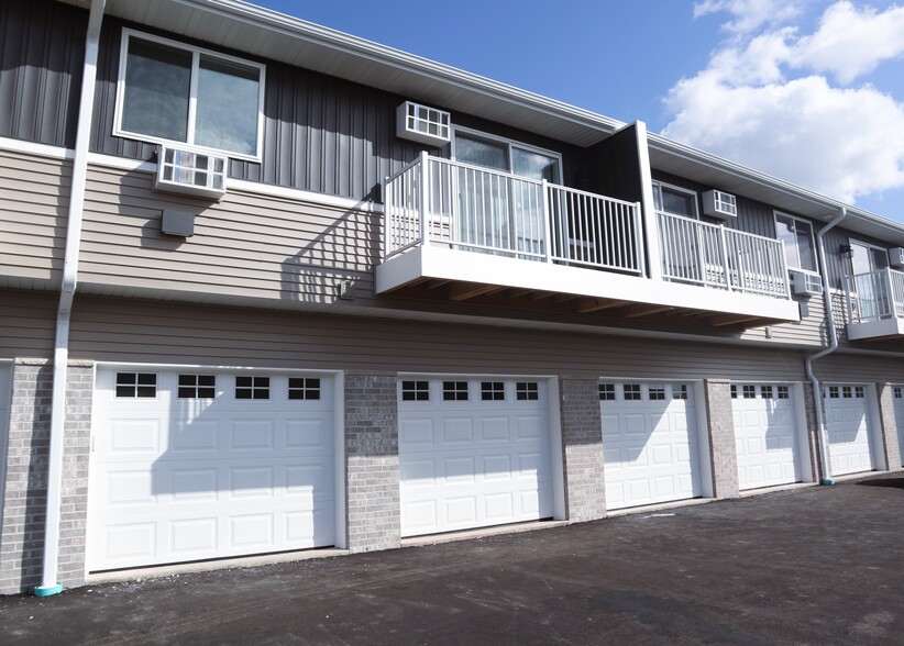 Front of Unit Building - Fox Crossing Creek Apartments